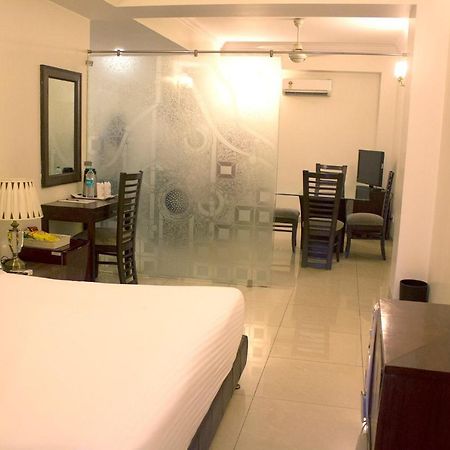 Hotel Bluestone Gáziábád Kültér fotó